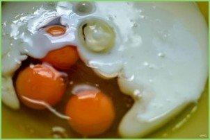 Заливной пирог с яблоками и черной смородиной в мультиварке - фото шаг 3