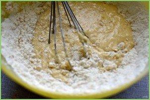 Заливной пирог с яблоками и черной смородиной в мультиварке - фото шаг 4