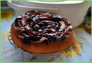 Заливной пирог с яблоками и черной смородиной в мультиварке - фото шаг 6