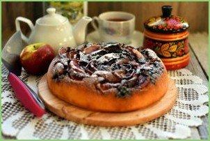 Заливной пирог с яблоками и черной смородиной в мультиварке - фото шаг 7