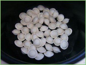 Запеканка из пельменей в мультиварке - фото шаг 1