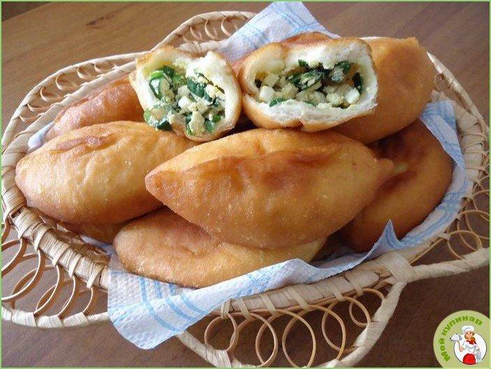 Жареные пирожки с яйцом, луком и зеленью - фото шаг 1