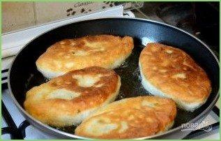Жареные пирожки с яйцом, луком и зеленью - фото шаг 7